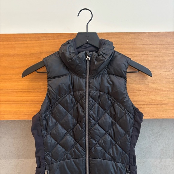 Lululemon Down For A Run Vest in Black, Size 4 - Picture 9 of 16
